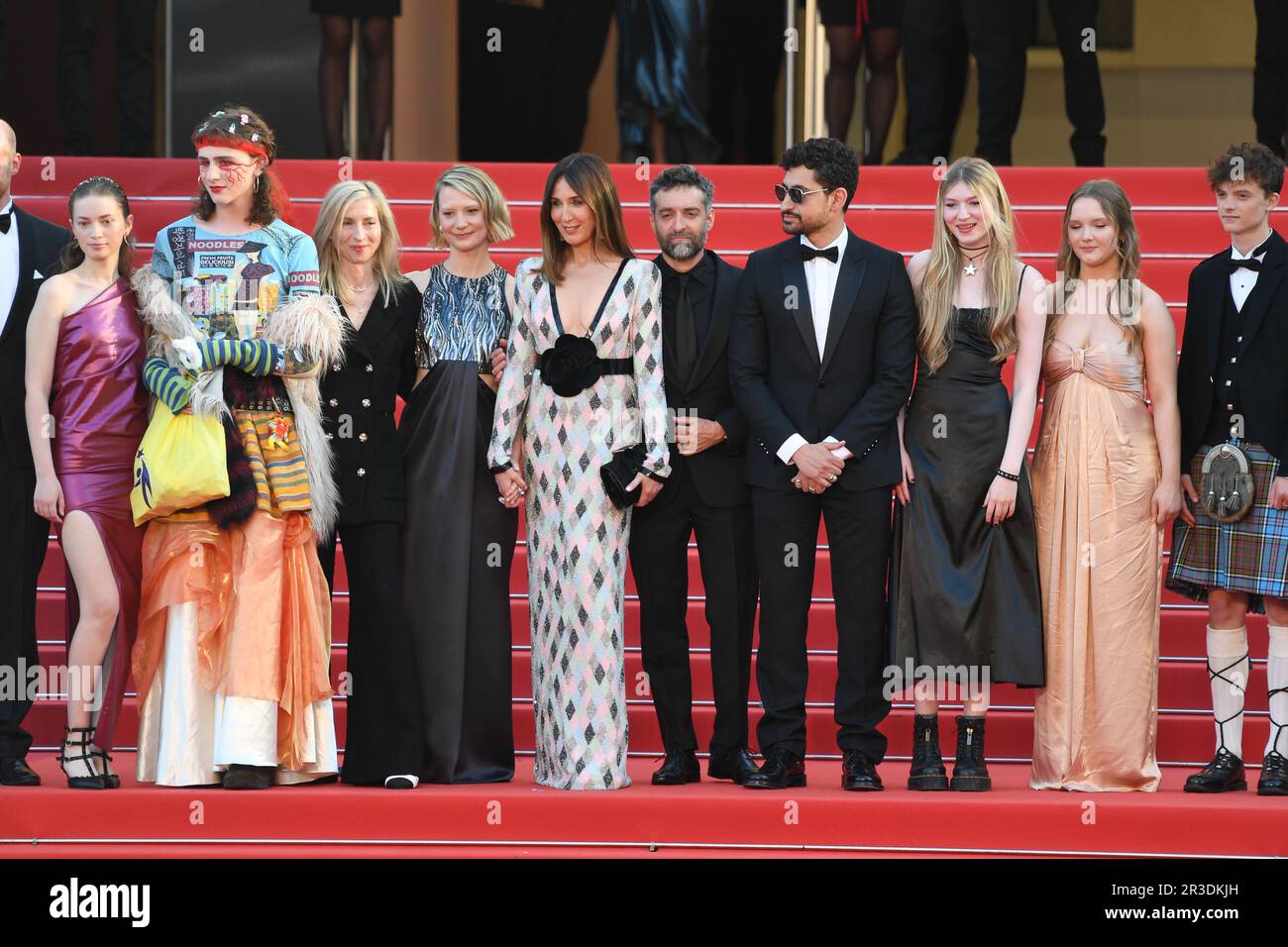 Cannes, France. 22nd mai 2023. Ksenia Devriendt, Luke Barker, Mia Wasikowska, Mathieu Demy, Elsa Zylberstein, Jessica Hausner, Amir El-Masry, Florence Baker et Gwen Currant assistent au tapis rouge « Club Zero » lors du festival annuel de Cannes 76th au Palais des Festivals sur 22 mai 2023 à Cannes, France. CRÉDIT FRANCE : SIPA USA/Alamy Live News Banque D'Images