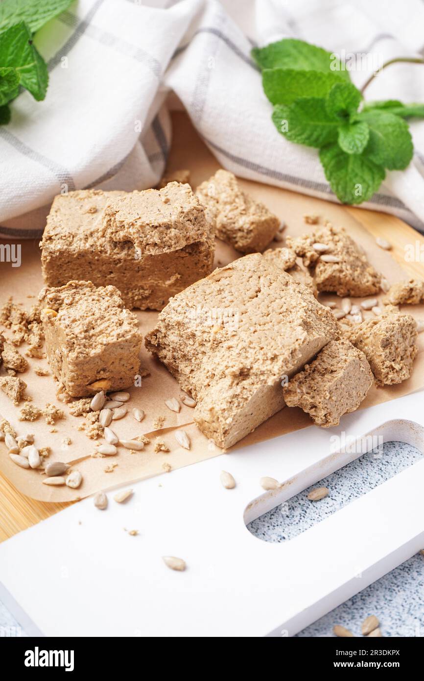 Montez à bord avec des morceaux de savoureux halva et graines de tournesol, gros plan Banque D'Images