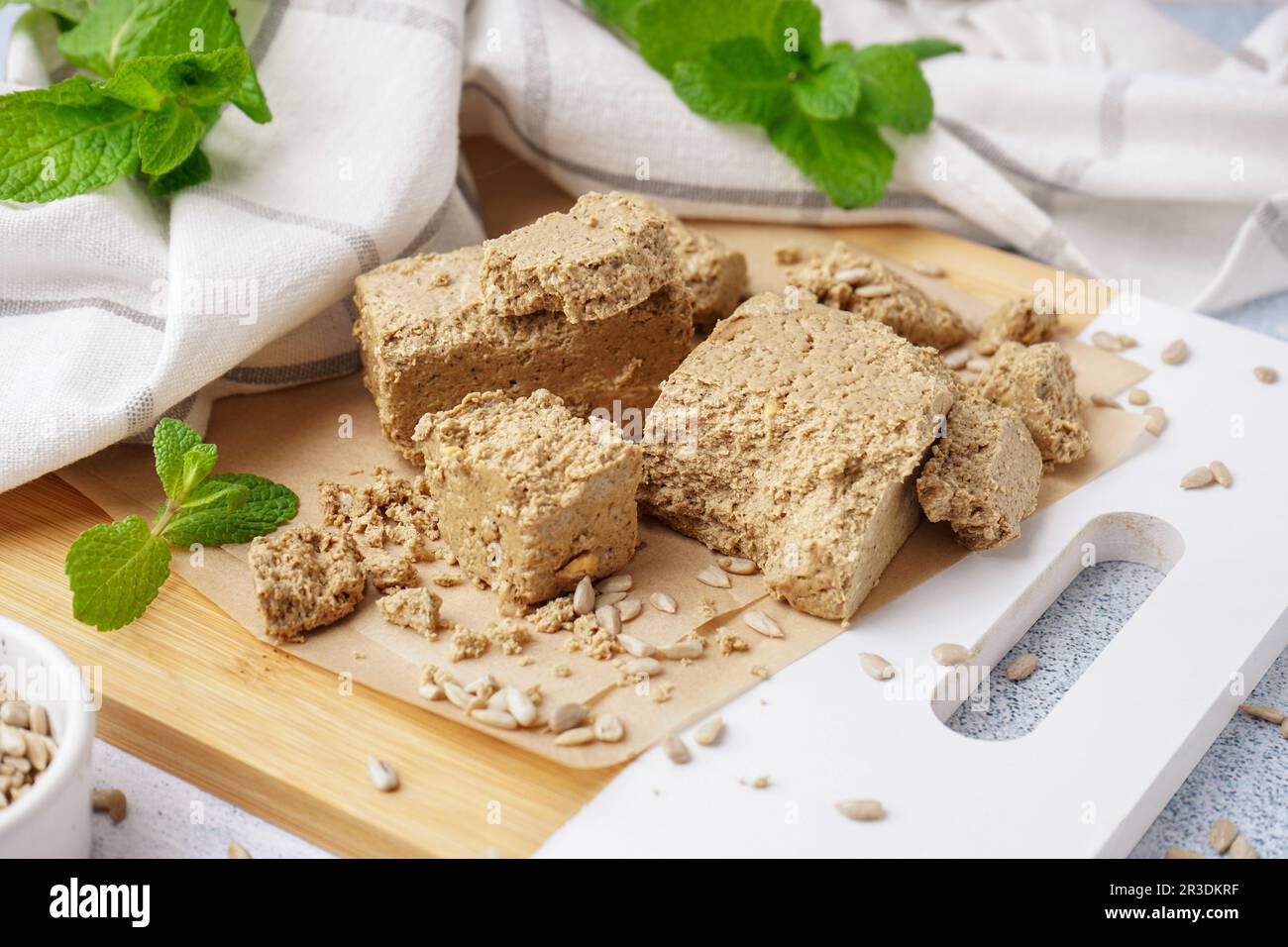 Montez à bord avec des morceaux de savoureux halva et graines de tournesol, gros plan Banque D'Images