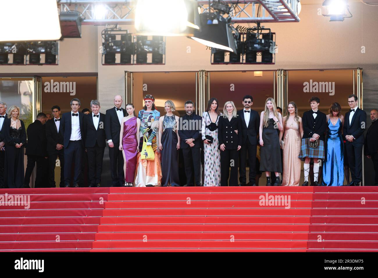 Cannes, France. 22nd mai 2023. Ksenia Devriendt, Luke Barker, Mia Wasikowska, Mathieu Demy, Elsa Zylberstein, Jessica Hausner, Amir El-Masry, Florence Baker et Gwen Currant assistent au tapis rouge « Club Zero » lors du festival annuel de Cannes 76th au Palais des Festivals sur 22 mai 2023 à Cannes, France. CRÉDIT FRANCE : SIPA USA/Alamy Live News Banque D'Images