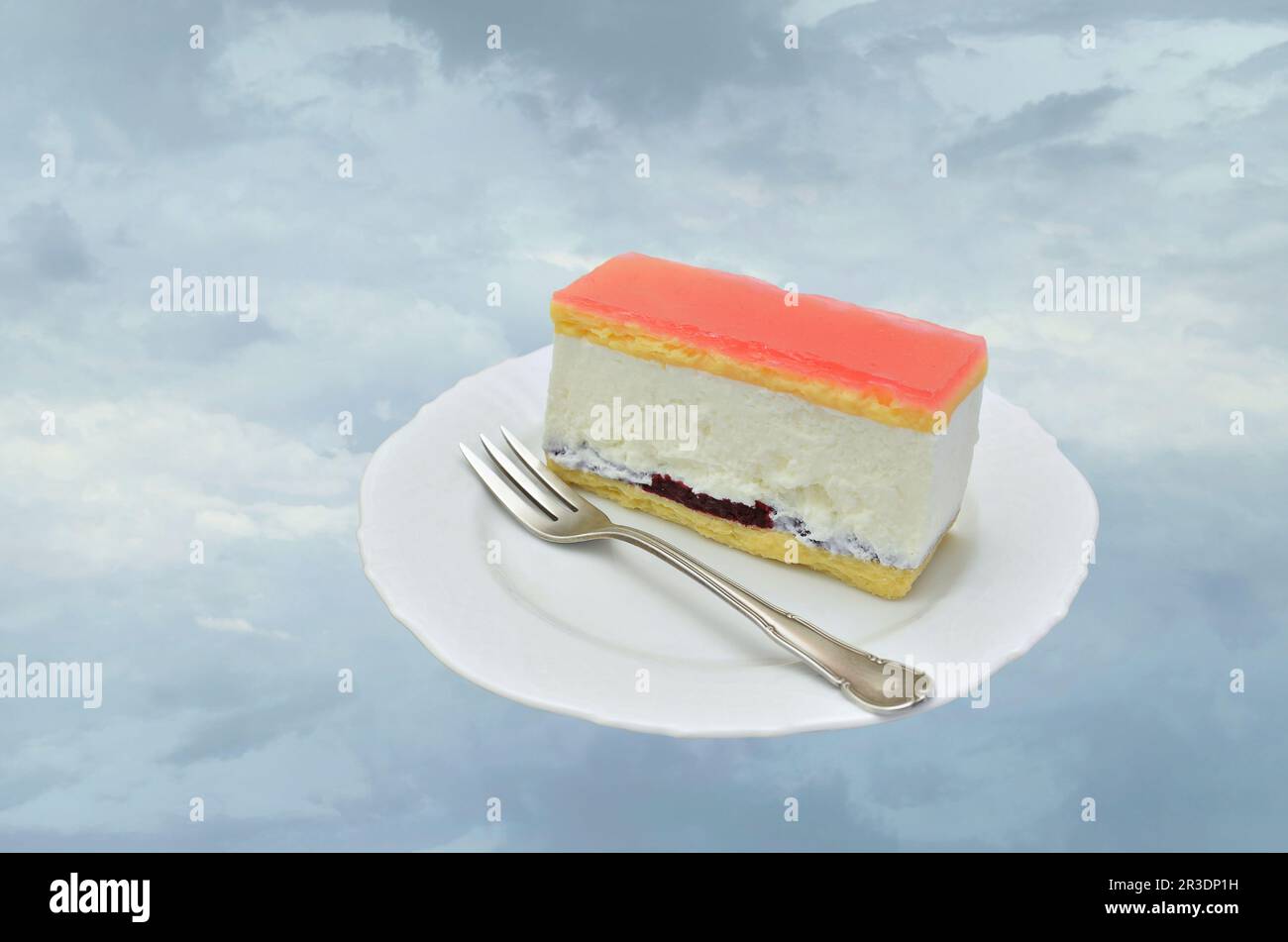 Gâteau de fantaisie au fromage sur une assiette blanche, flottant dans les airs Banque D'Images