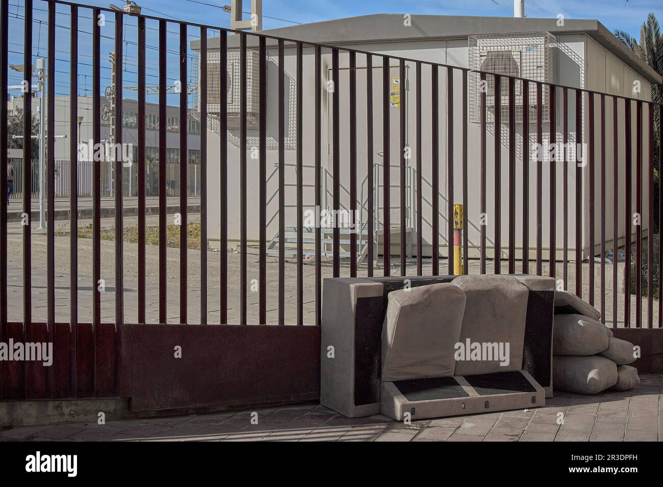 Canapé jeté laissé sur le trottoir pour le ramassage des ordures dans un quartier urbain appauvri. Banque D'Images