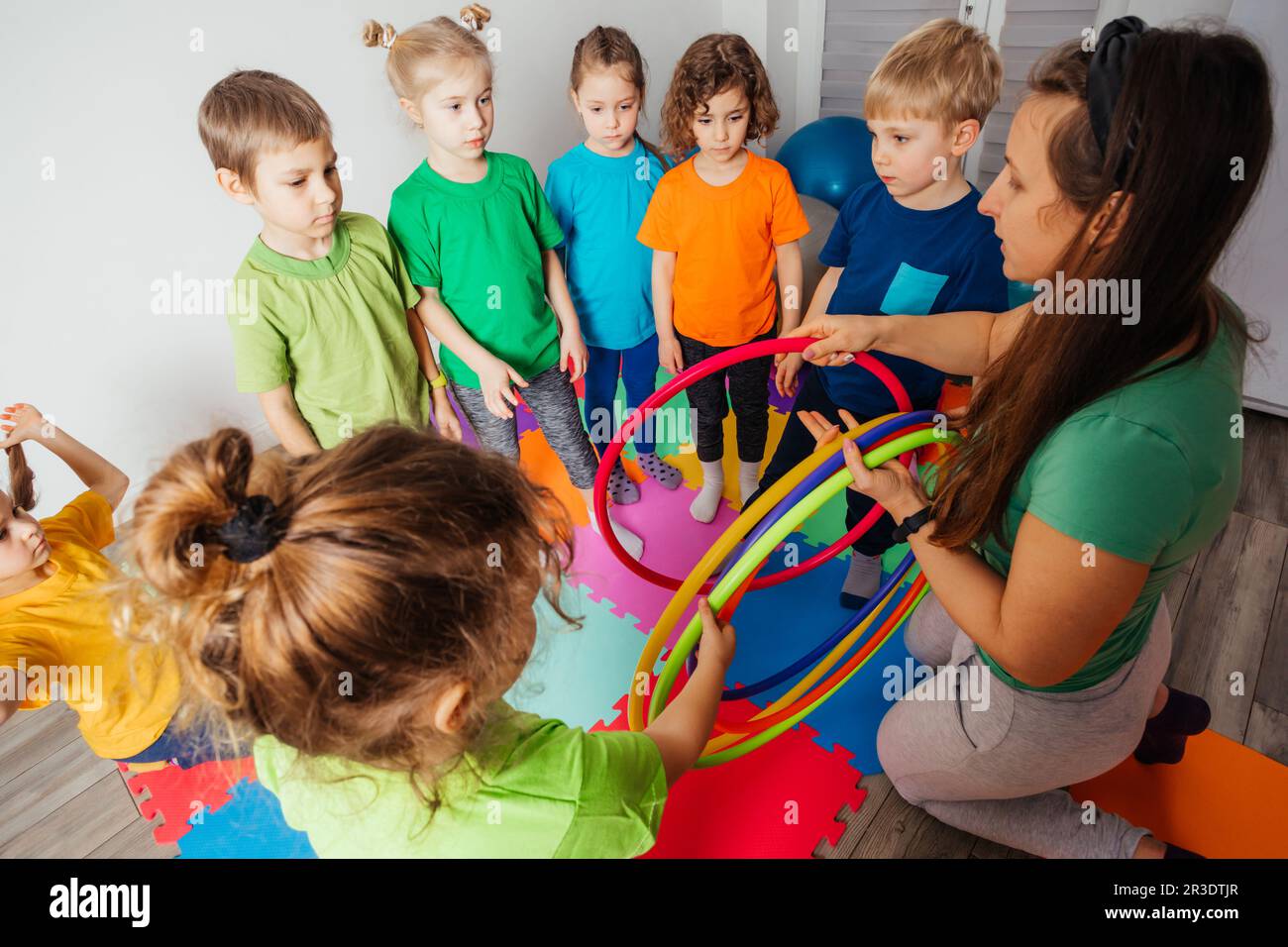 Garçon timide apprenant à interagir avec les enfants à la garderie Banque D'Images