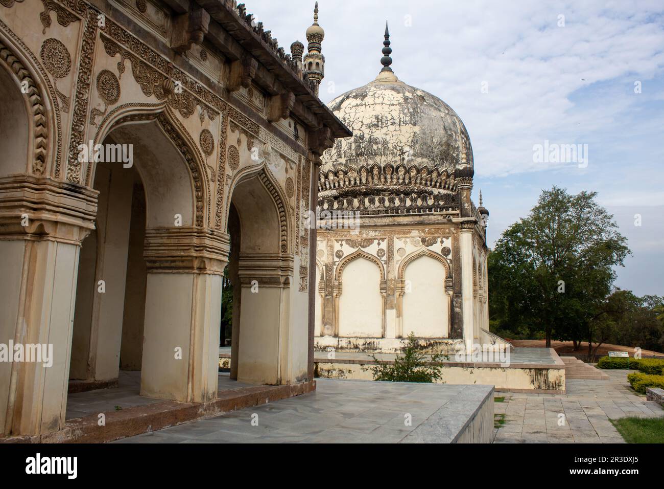 Bâtiment tombeau historique avec jardin paysagé dans le parc archéologique de Qutb Shahi, Hyderabad, Inde Banque D'Images