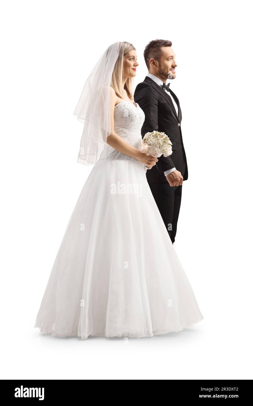 Photo de profil pleine longueur d'une mariée et d'un marié debout à côté l'un de l'autre isolé sur fond blanc Banque D'Images