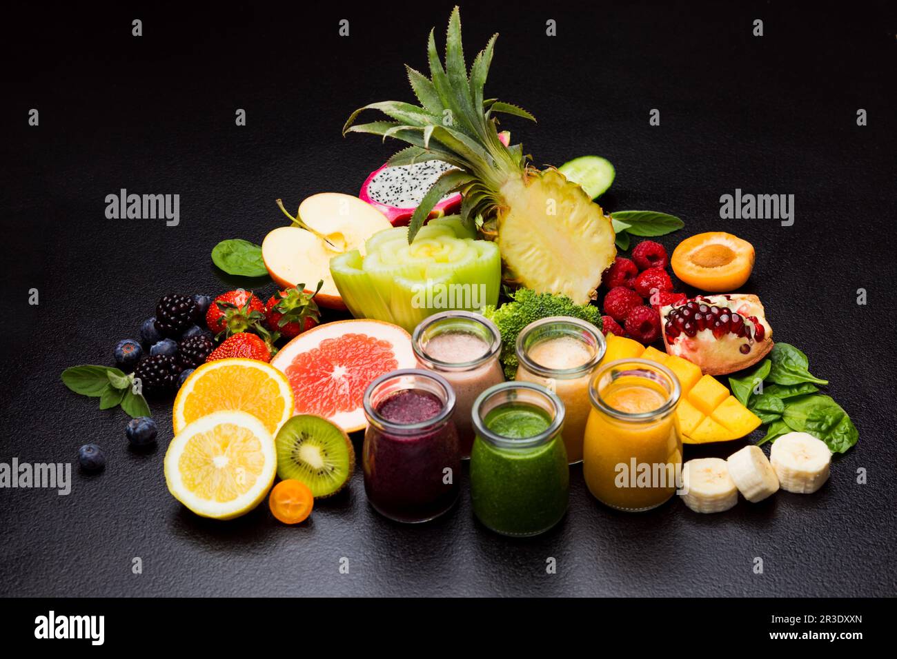 Groupe de différents smoothies de fruits dans des verres divers légumes et fruits Banque D'Images