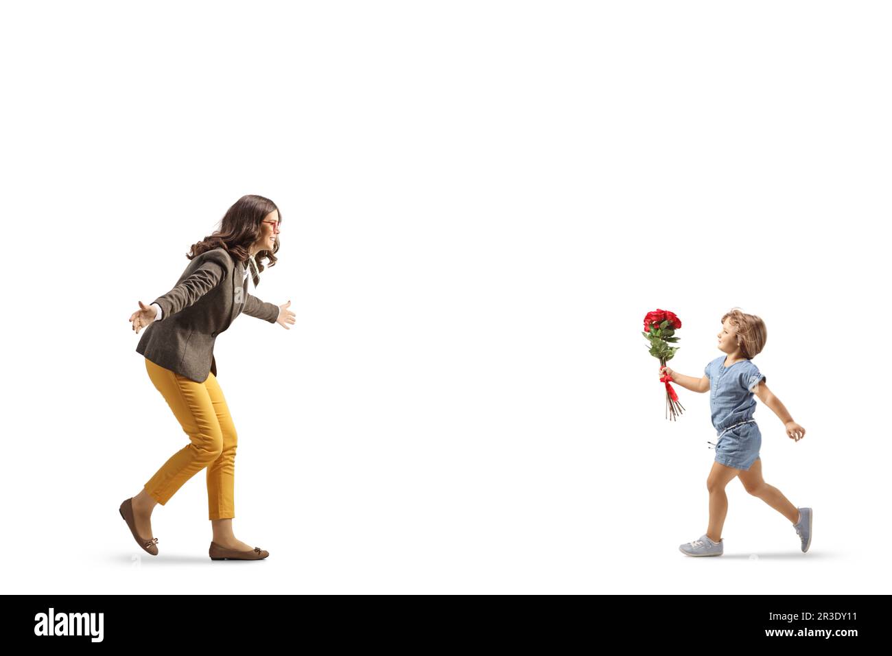 Petite fille tenant des roses rouges et courant vers une jeune femme isolée sur fond blanc Banque D'Images