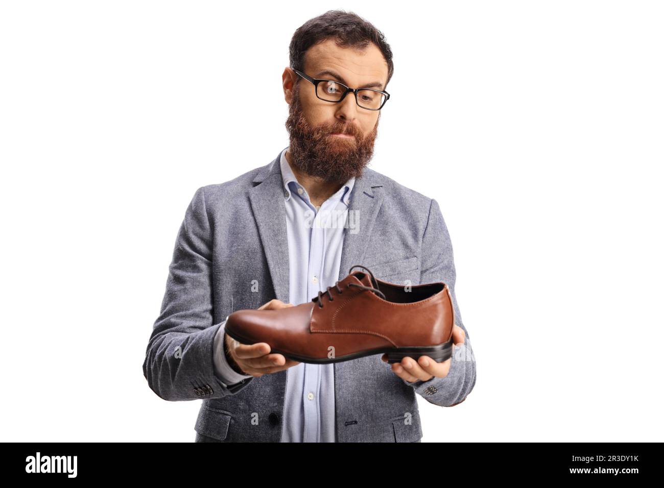 Homme barbu tenant une chaussure en cuir marron isolée sur fond blanc Banque D'Images