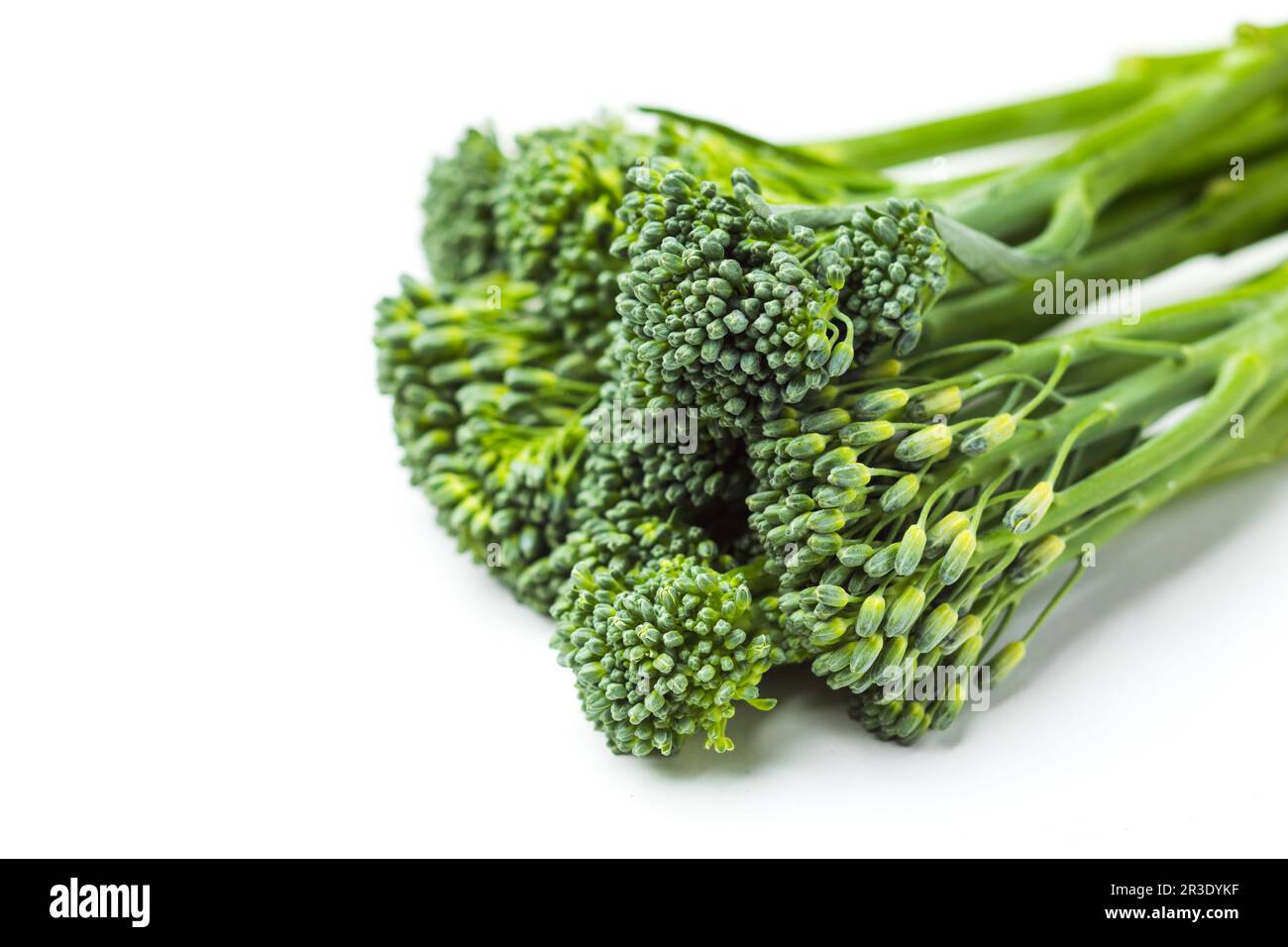 Tas de broccolini brut isolé sur fond blanc Banque D'Images