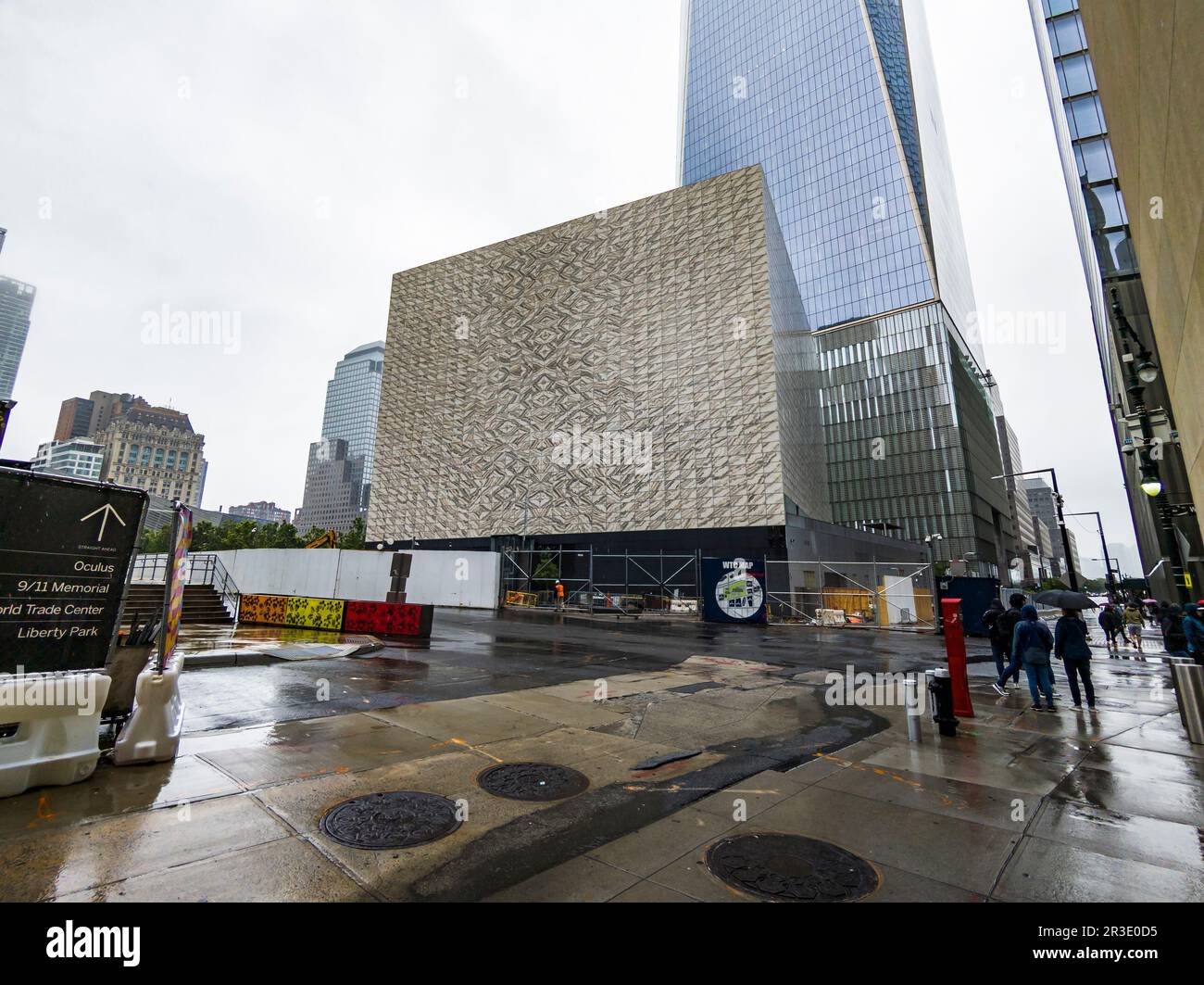 Façade achevée du centre des arts de la scène Ronald O. Perelman avec un World Trade Center derrière lui à Lower Manhattan à New York samedi, 20 mai 2023 (© Richard B. Levine) Banque D'Images