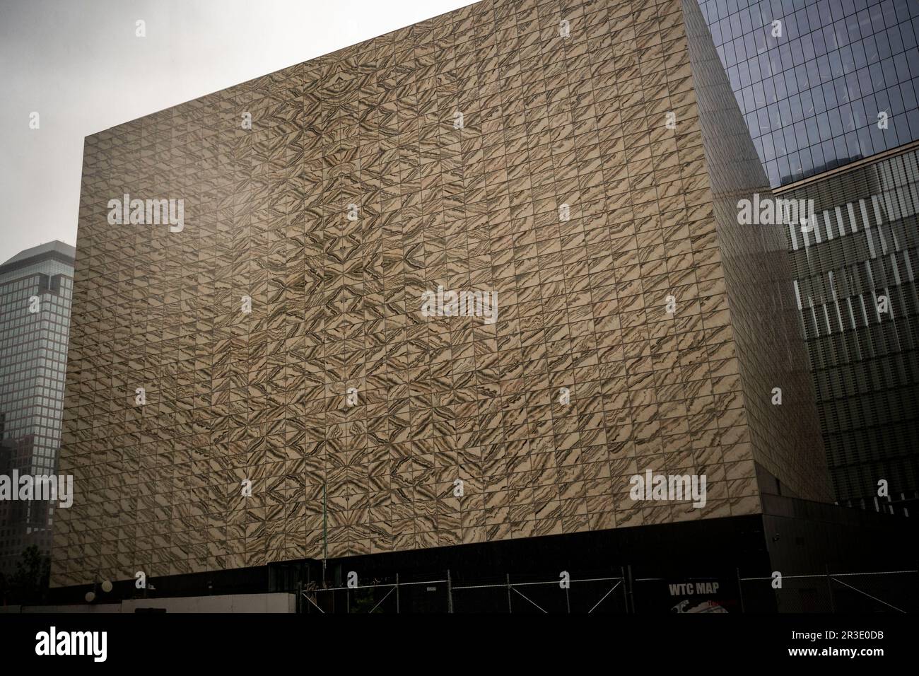 Façade achevée du centre des arts de la scène Ronald O. Perelman avec un World Trade Center derrière lui à Lower Manhattan à New York samedi, 20 mai 2023 (© Richard B. Levine) Banque D'Images