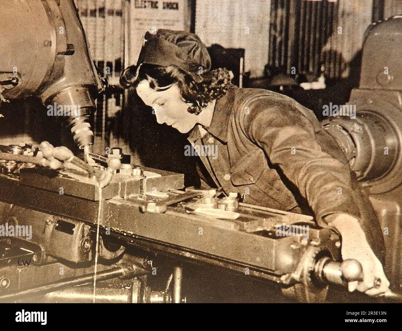 Deuxième Guerre mondiale - Une femme employée dans une usine d'armement britannique en 1939. Banque D'Images