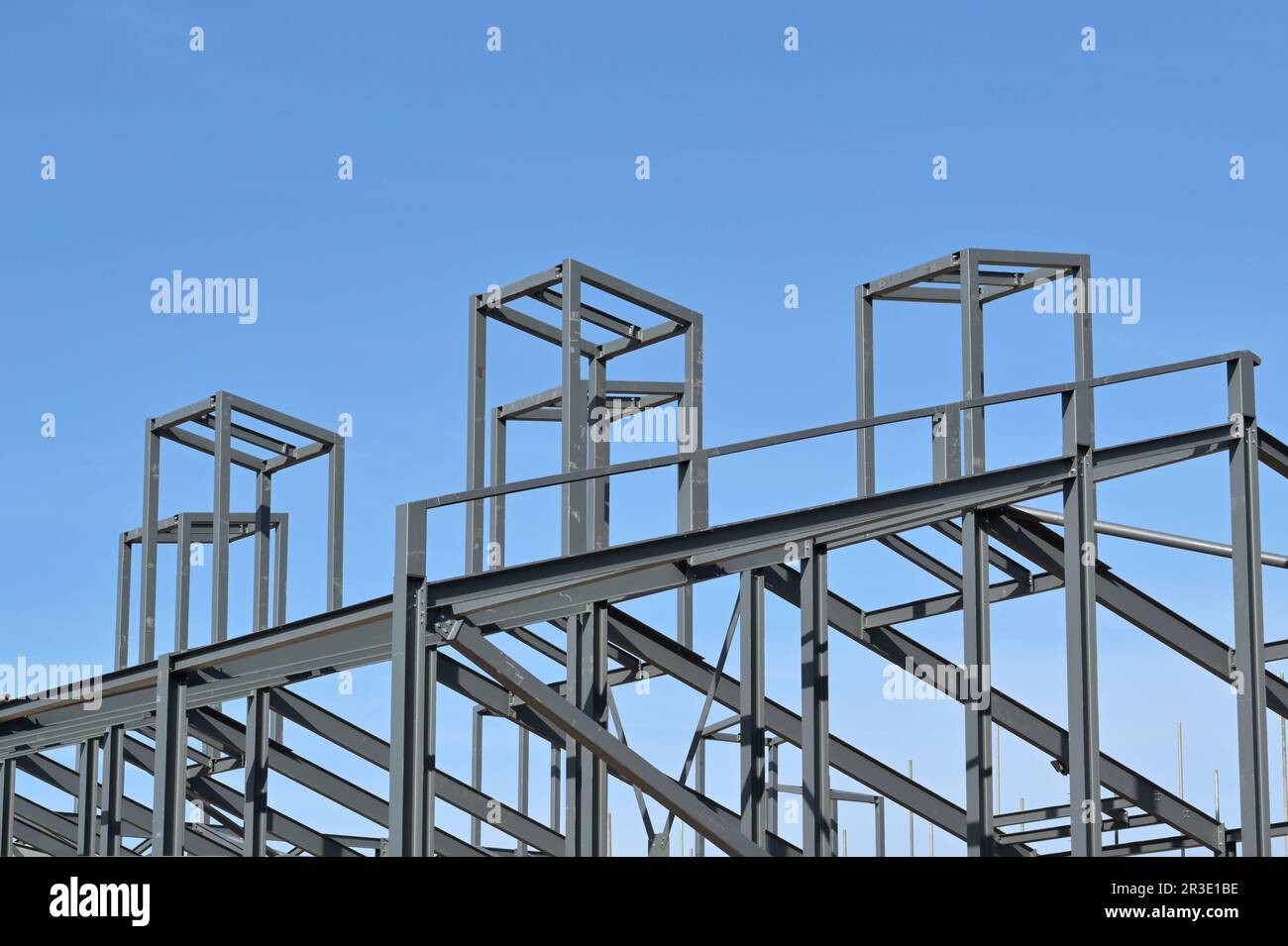 Cadre en acier d'une nouvelle école en cours de construction. Personne. Banque D'Images