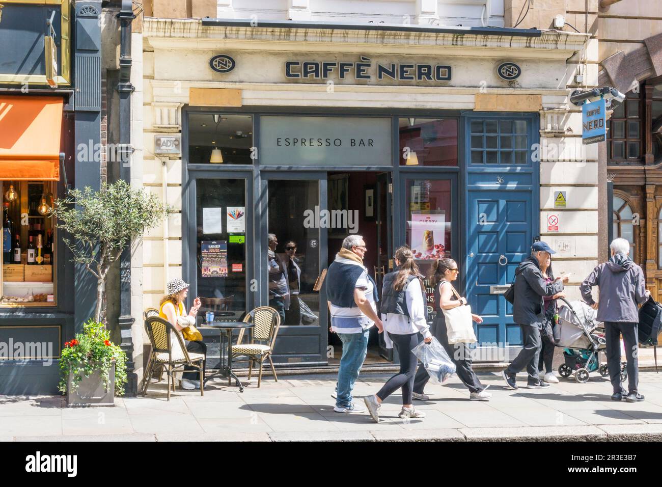 Une succursale de Cafe Nero à St Martin's Lane, Londres. Banque D'Images