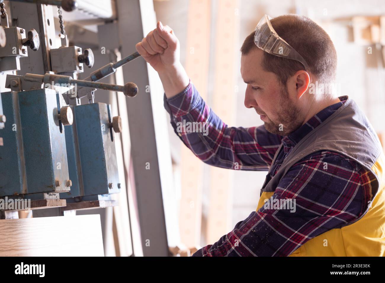 Vue en gros plan, homme tenant le levier de pression hydraulique Banque D'Images