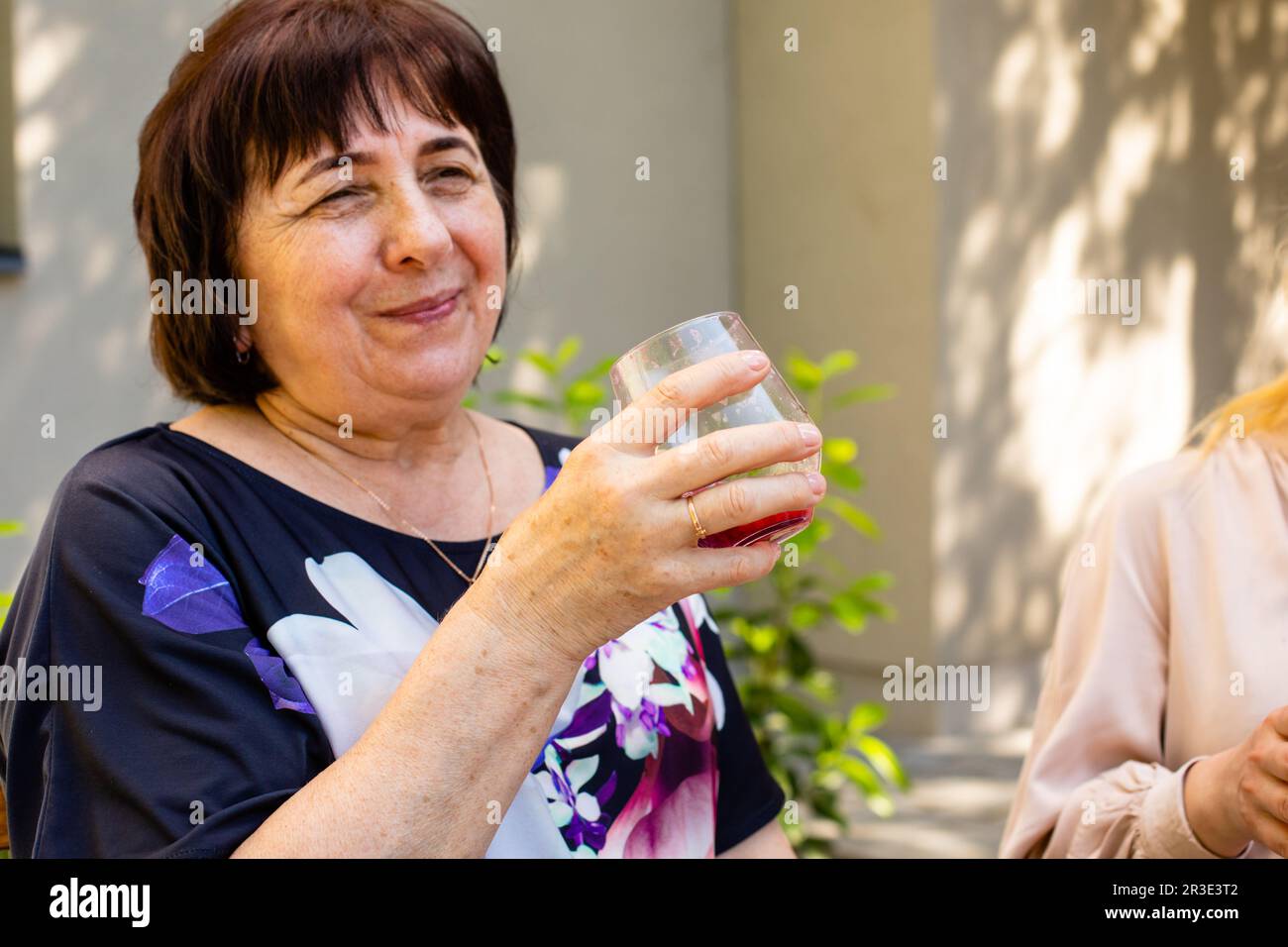 Belle femme d'âge moyen avec un verre de limonade Banque D'Images