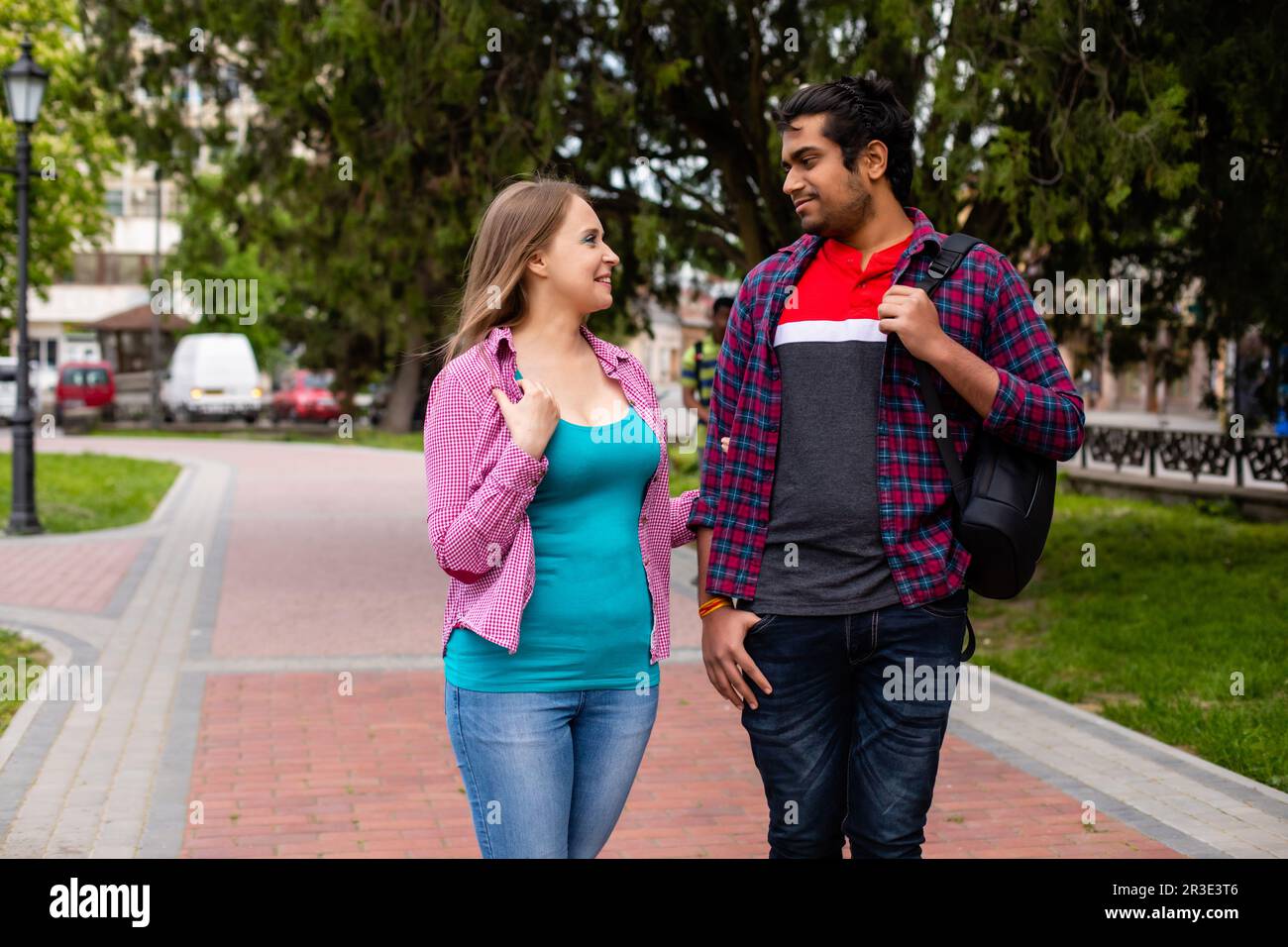 Couple romantique multiracial marchant dans un beau parc Banque D'Images