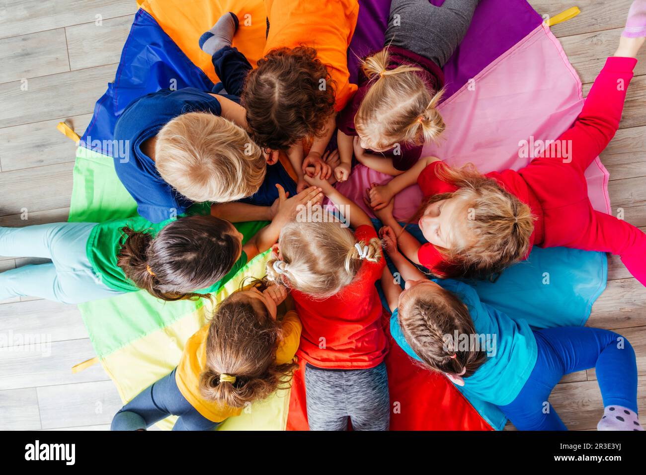 Des enfants heureux qui se posent sur un sol en cercle Banque D'Images