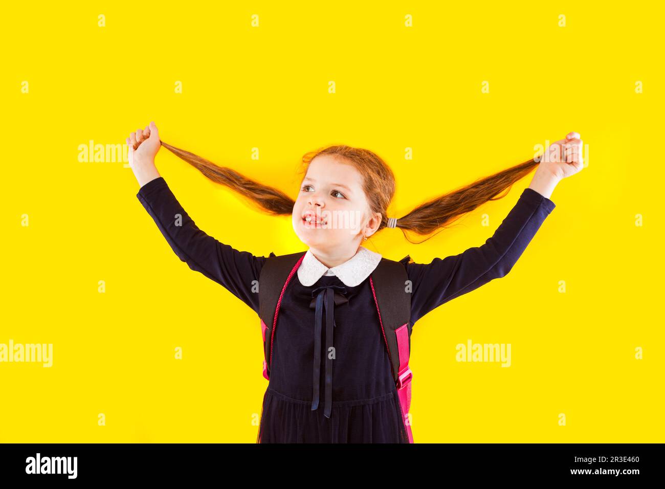 La joyeuse écolière est prête à retourner à l'école Banque D'Images