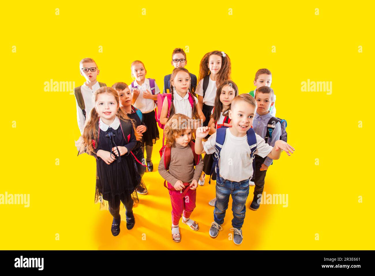 Groupe d'enfants, enfants, garçons et filles, prêts à retourner à l'école Banque D'Images