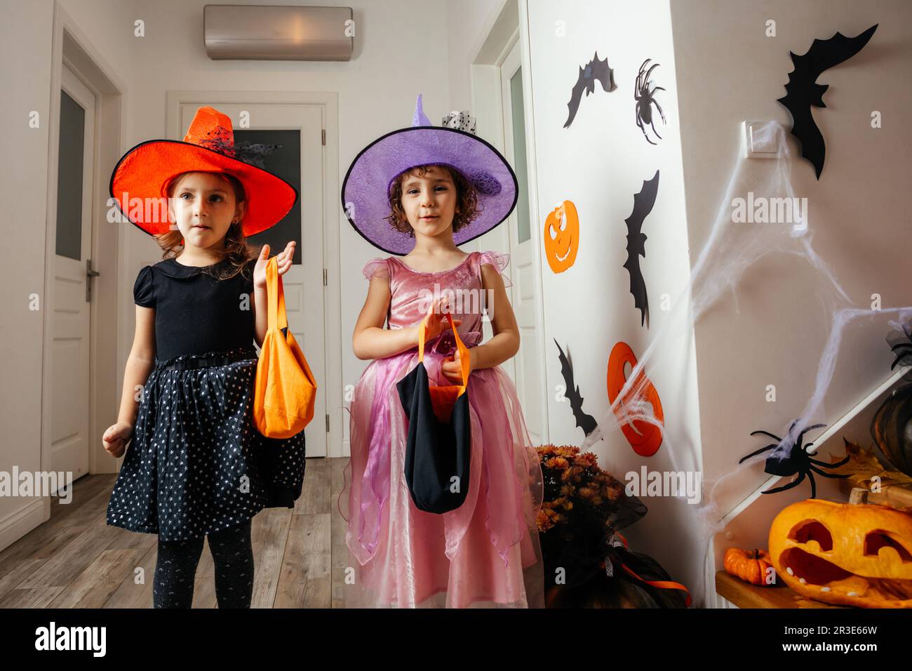 Petites filles sorcières attendant des gâteries d'halloween Banque D'Images