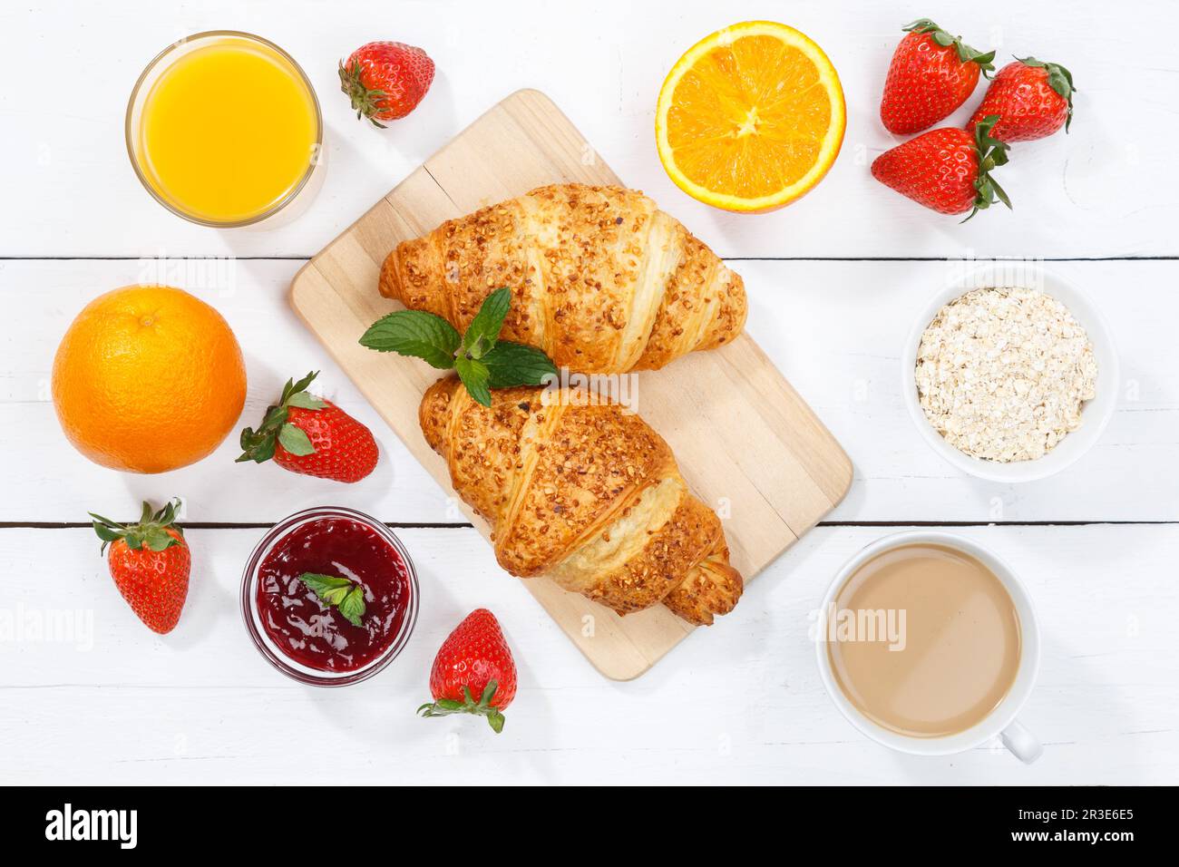 Croissant petit déjeuner croissants nourriture jus jus d'orange café planche en bois du dessus Banque D'Images