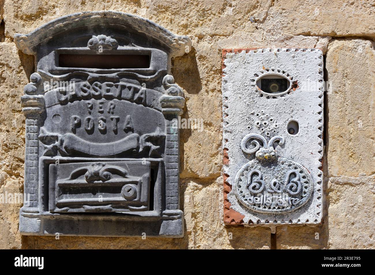 Scènes dans les quartiers locaux et les vieilles rues de Matera, Basilicate région de l'Italie - une ancienne boîte postale Banque D'Images
