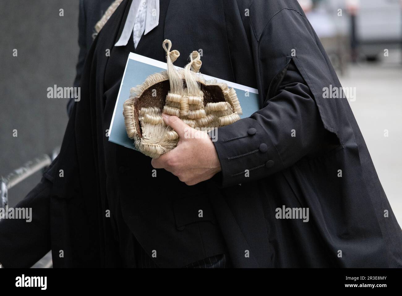 Avocats et avocats dans l'épicentre juridique du système judiciaire des cours royales de justice, The Strand, Central London, Angleterre, Royaume-Uni Banque D'Images