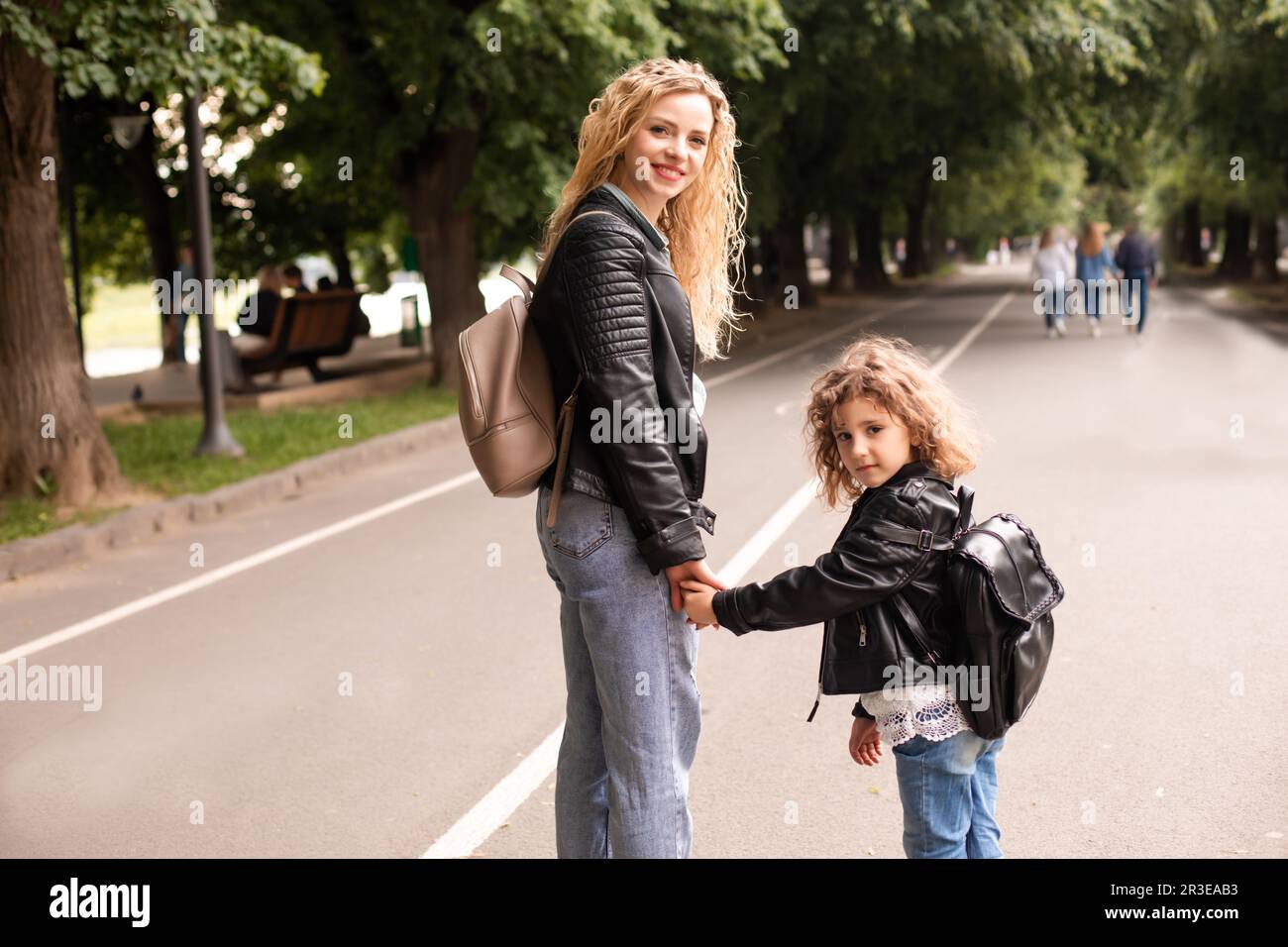 La mère et la petite fille marchent ensemble le long du front de mer Banque D'Images