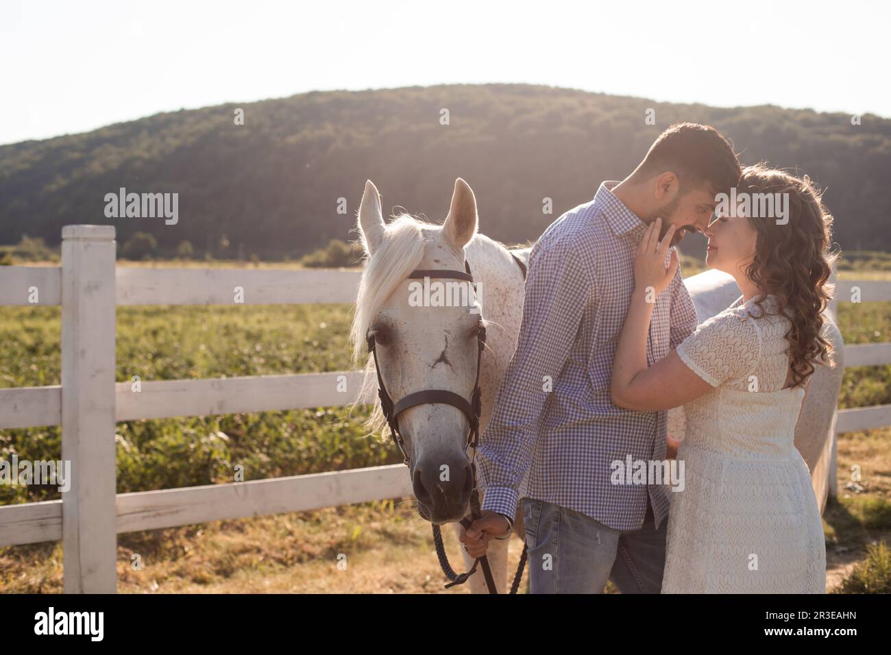 Promenade en couple au ranch pendant la journée d'été Banque D'Images