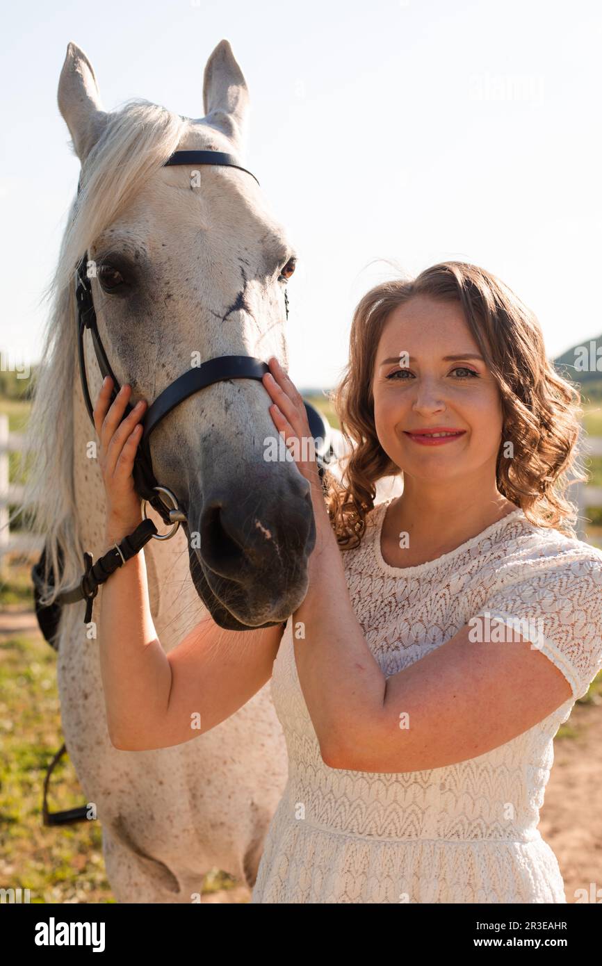 Portrait d'une jeune femme dans une robe de cheval Banque D'Images