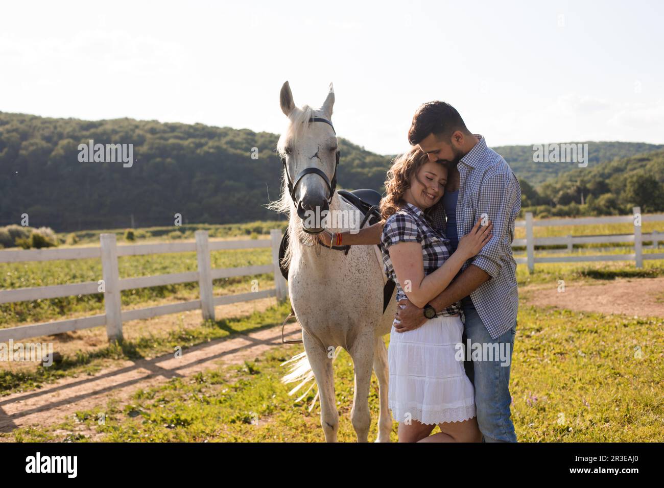 La femme heureuse avec sa chérie se tient à côté d'un cheval Banque D'Images