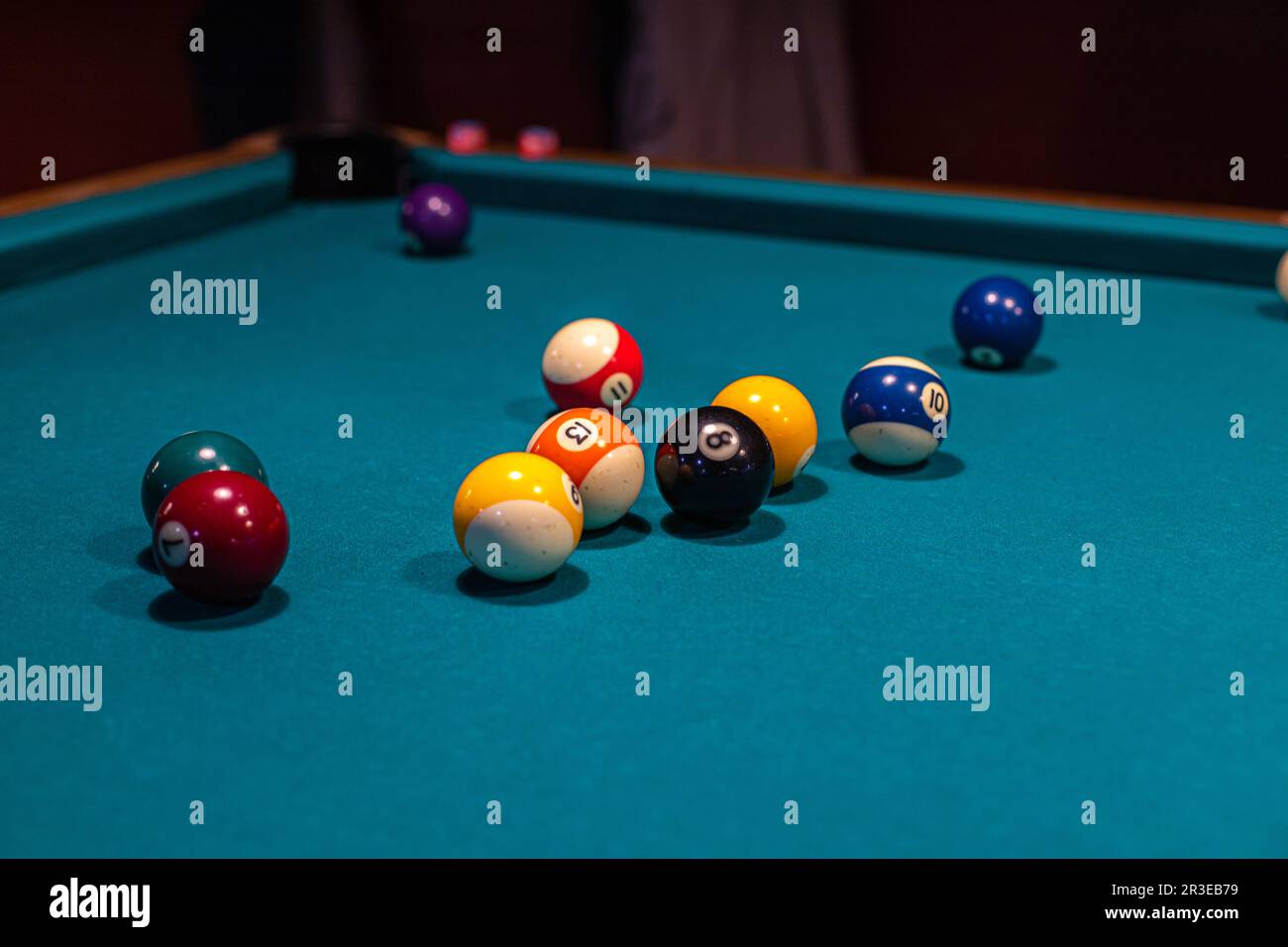 Image du concept de piscine (sports de CUE, billard). Boules sur une table de billard dans un hall de piscine. Banque D'Images
