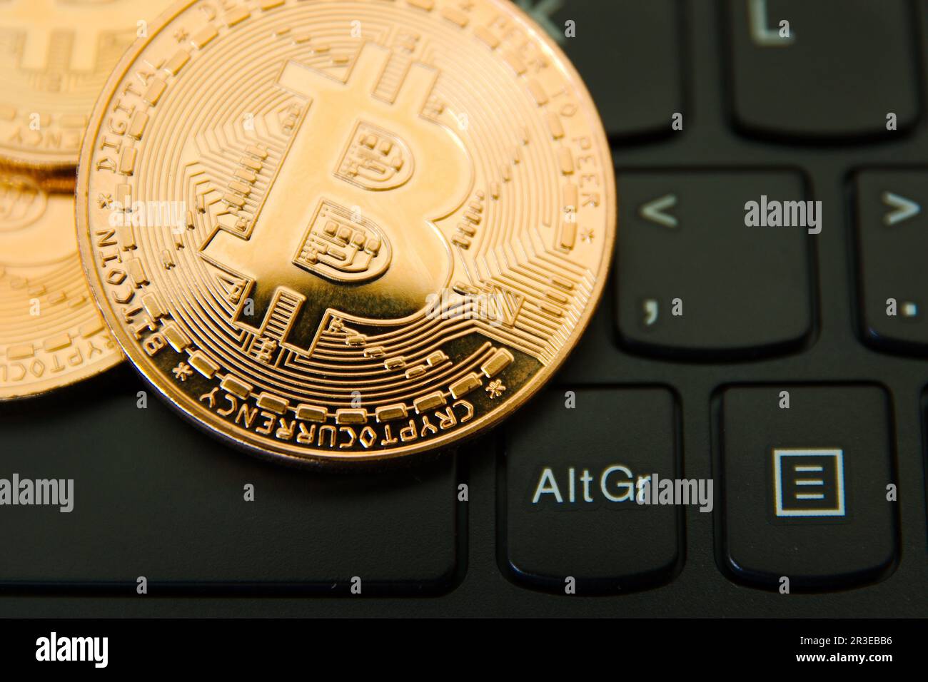 Bitcoins conceptuels de crypto-monnaie sur un clavier d'ordinateur Banque D'Images