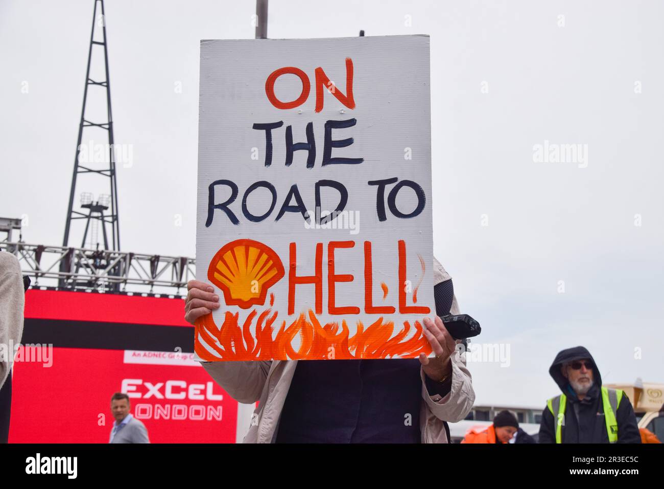 Londres, Royaume-Uni. 23rd mai 2023. Les activistes du climat manifestent à l'extérieur du centre Excel de l'est de Londres lors de l'assemblée générale annuelle du géant pétrolier Shell. Des dizaines d'activistes l'ont également amené sur place et ont perturbé la réunion du géant pétrolier avant d'être transportés et escortés par les forces de sécurité. Credit: Vuk Valcic/Alamy Live News Banque D'Images