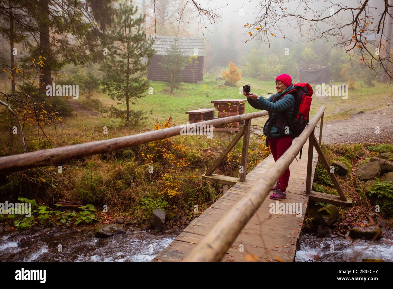 Femme prend un selfie tout en randonnée dans la forêt Banque D'Images
