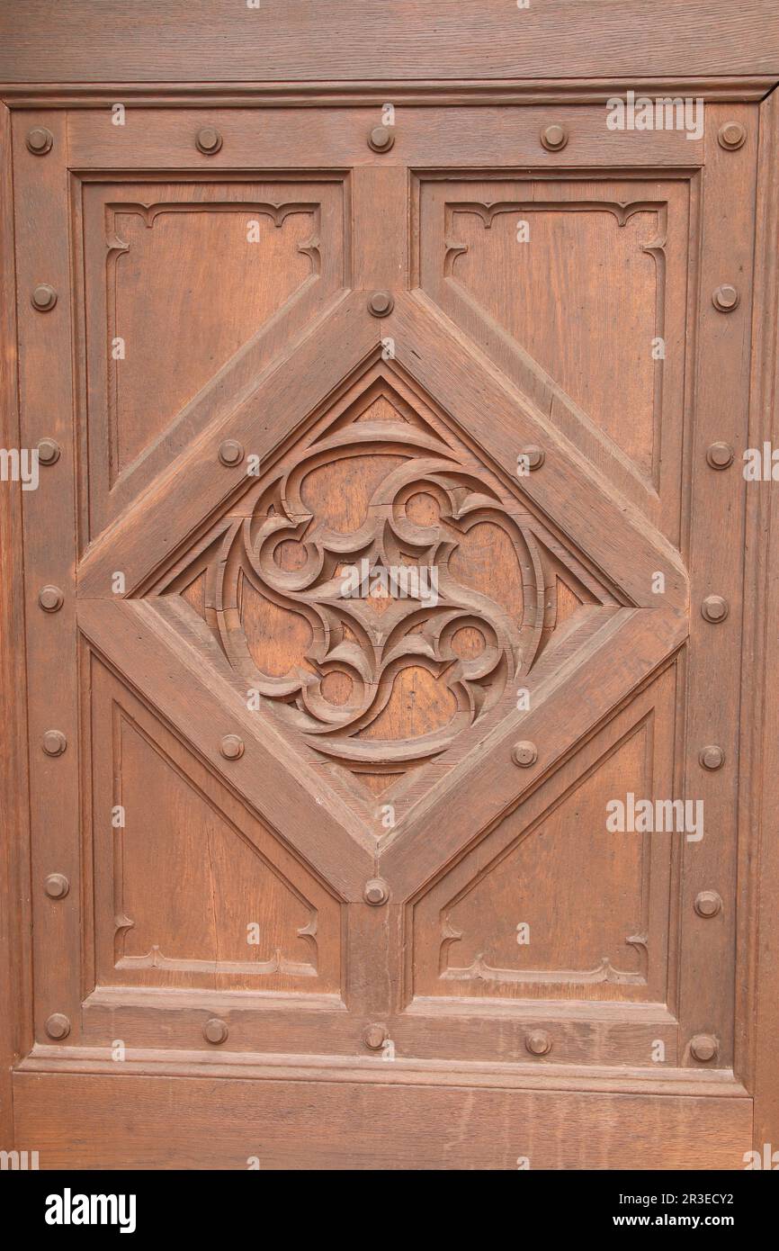 Photo de motif sculpté avec précision sur la porte en bois. Depuis longtemps, le bois a une fissure. Banque D'Images