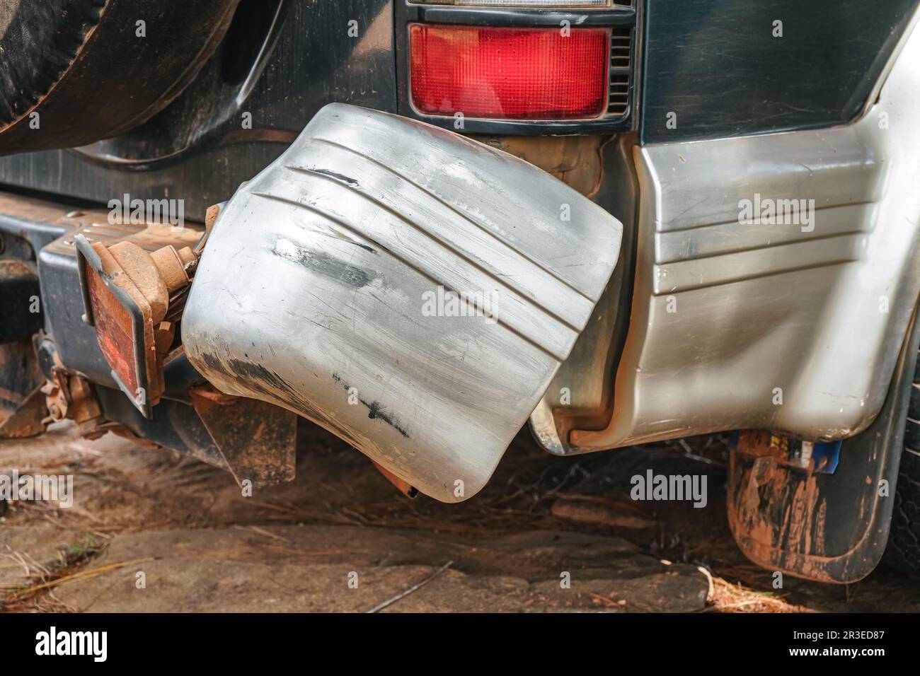 Feu arrière cassé, sale de la poussière rouge, du véhicule tout-terrain  4x4, pare-chocs en plastique rayé et incliné Photo Stock - Alamy