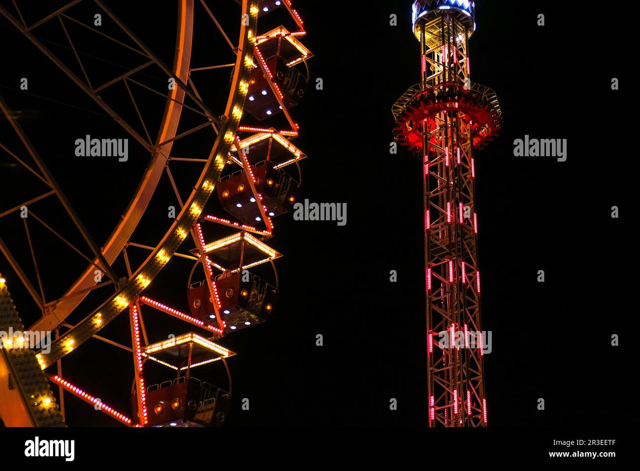 Ferris Wheel Lights la nuit. Des voyants de couleur néon clignotent sur la roue Ferris. Parc d'attractions la nuit. Divertissement et divertissement. Banque D'Images