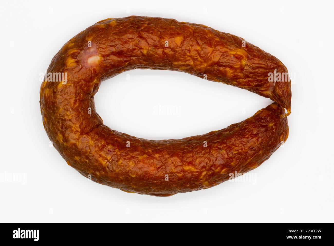 Saucisse sur fond blanc. Isolé. Saucisse de porc juteuse avec bacon dans un beau bagel. Saucisse de bœuf maison. Délicieux pain de viande Banque D'Images