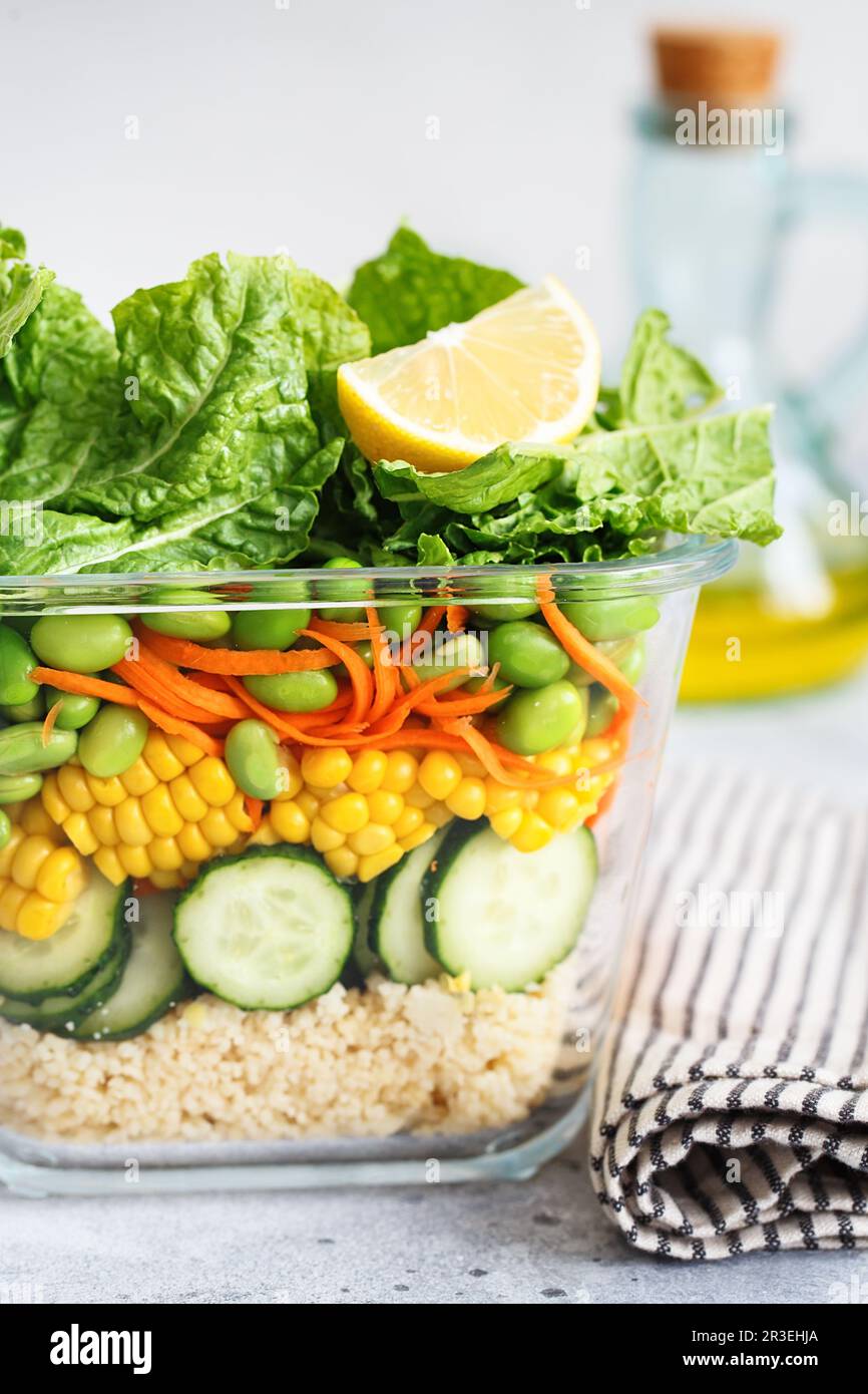 Boîte en verre avec salade de légumes frais. Préparation de recettes de repas sains. Plats végétariens sains dans un récipient en verre. Végétarien c Banque D'Images