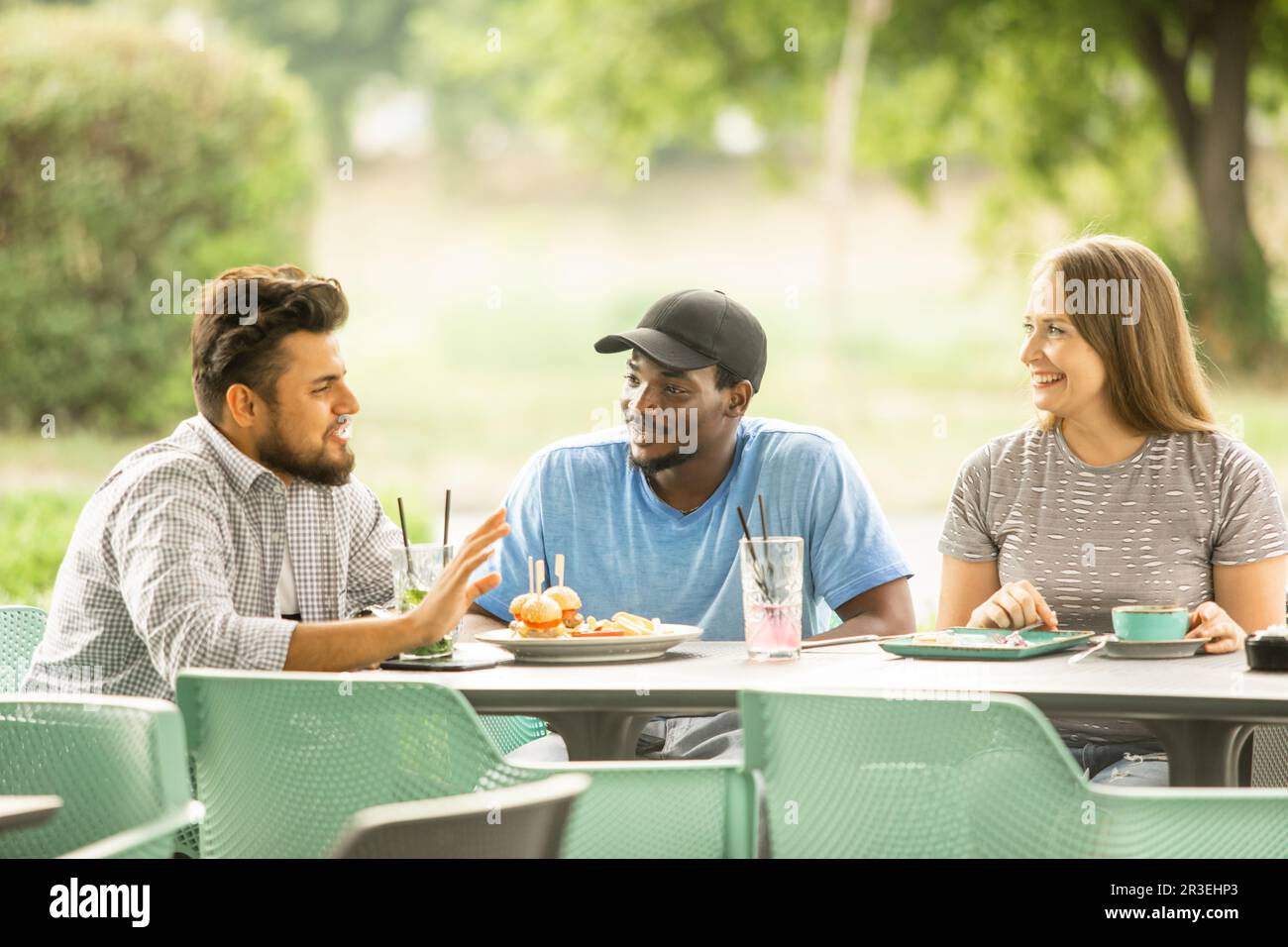 Groupe de jeunes se réunir dans un café Banque D'Images