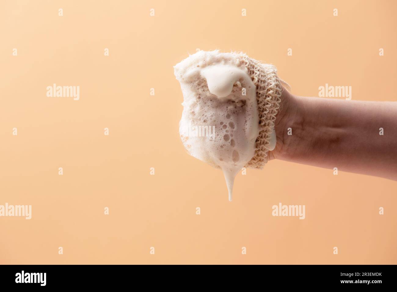 Débarbouillette biodégradable naturelle dans les mains des femmes Banque D'Images