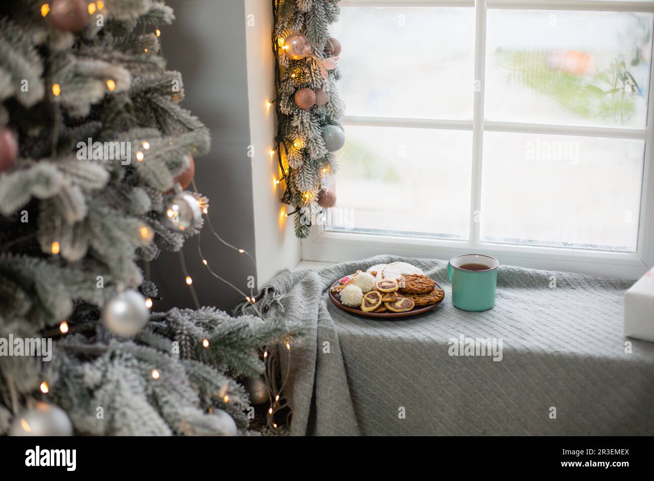 De nombreux cadeaux de Noël sous l'arbre de Noël Banque D'Images