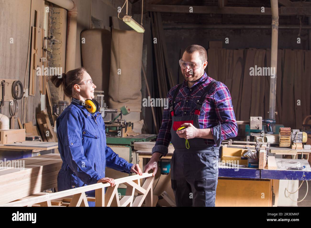 Artisans créatifs produisant un décor de mobilier en bois fait main Banque D'Images