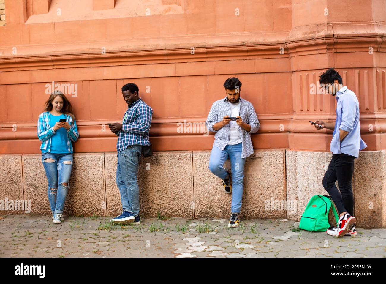 Les jeunes multiethniques ont un flux en direct dans la ville Banque D'Images