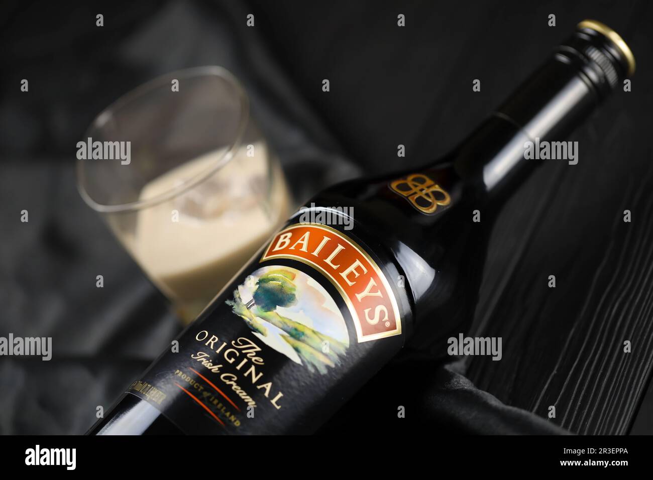 KIEV, UKRAINE - 4 MAI 2022 Baileys bouteille d'alcool originale sur table en bois avec tissu noir sur fond. Production d'alcool élite Banque D'Images