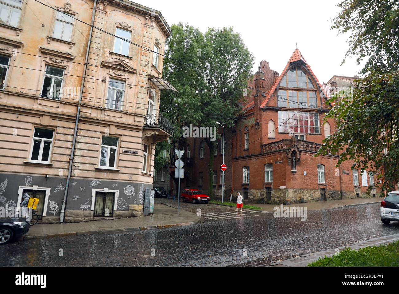 LVIV, UKRAINE - 11 SEPTEMBRE 2022 vue sur la rue de la vieille ville historique de Lviv, Ukraine. Beaucoup de vieux bâtiments et ornements de façade dans les rues étroites de style européen de Lviv Banque D'Images