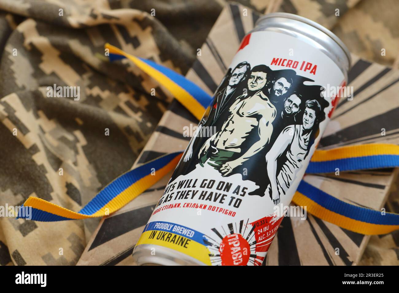 KIEV, UKRAINE - LE 4 MAI 2022 la bière locale appelée combats se continuera aussi longtemps qu'ils auront à présenter le président Volodymyr Zelensky à un éminent Ukrainiens sur la boîte Banque D'Images