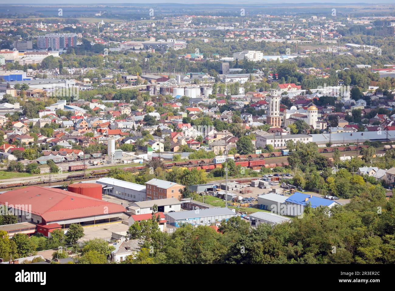 LVIV, UKRAINE - 11 SEPTEMBRE 2022 vue panoramique de la vieille ville historique de Lviv, Ukraine. Beaucoup de vieux bâtiments avec des toits en métal et des dômes de cathédrale en début de journée d'automne Banque D'Images